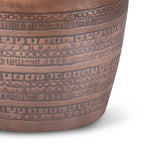Table d'appoint en métal de 15 po avec motif tribal large et assemblée - 15 larg. x 15 prof. x 20 haut.